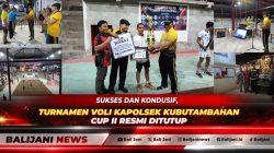 Kapolsek Kubutambahan AKP Ketut Budayana saat menyerahkan piala dan uang pembinaan secara simbolis kepada tim Lazer Desa Sidetapa sebagai Juara I