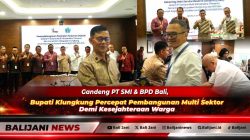 Bupati Klungkung I Made Satria bersama Direktur PT SMI Faaris Pranawa saat menunjukkan berkas Perjanjian Pinjaman Daerah yang telah ditandatangani di Jakarta