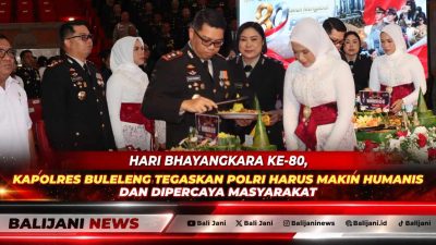 Kapolres Buleleng AKBP Ruzi Gusman saat melakukan pemotongan tumpeng dalam acara syukuran Hari Bhayangkara ke-80 di Gedung Kesenian Gde Manik Singaraja