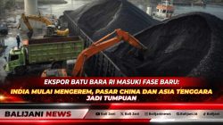 Aktivitas kapal tongkang pengangkut komoditas batu bara Indonesia di pelabuhan laut saat bersiap melakukan pengiriman ekspor menuju pasar Asia