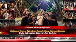 Gubernur Bali Wayan Koster bersama Bupati Badung dan Wakil Bupati Gianyar saat berfoto bersama para seniman Gong Kebyar Dewasa di Panggung Terbuka Ardha Candra