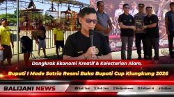 Bupati Klungkung I Made Satria saat melakukan prosesi pelepasan burung merpati sebagai simbol pembukaan Lomba Burung Berkicau Bupati Cup Klungkung 2026