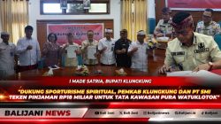 Bupati Klungkung I Made Satria bersama Direktur PT SMI Faaris Pranawa saat menandatangani berkas perjanjian pinjaman daerah di Kantor Bupati Klungkung