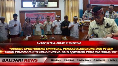 Bupati Klungkung I Made Satria bersama Direktur PT SMI Faaris Pranawa saat menandatangani berkas perjanjian pinjaman daerah di Kantor Bupati Klungkung