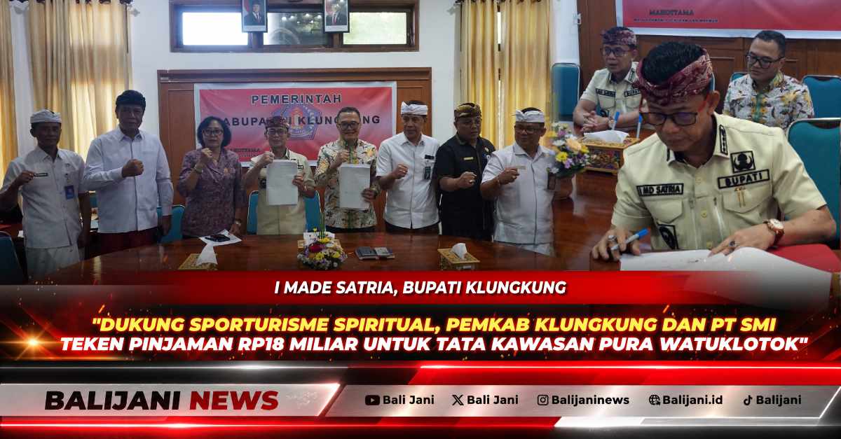 Bupati Klungkung I Made Satria bersama Direktur PT SMI Faaris Pranawa saat menandatangani berkas perjanjian pinjaman daerah di Kantor Bupati Klungkung