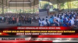 Kasubag Pembinaan Kejari Buleleng I Wayan Empu Guana Pura saat memaparkan materi hukum kenakalan remaja di hadapan siswa baru SMKN 1 Kubutambahan