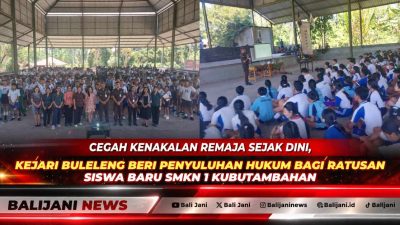 Kasubag Pembinaan Kejari Buleleng I Wayan Empu Guana Pura saat memaparkan materi hukum kenakalan remaja di hadapan siswa baru SMKN 1 Kubutambahan