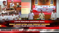 Bupati Klungkung I Made Satria bersama Ketua Dekopinwil Bali I Nyoman Suwirta saat berfoto bersama pengurus baru Dekopinda Klungkung di ruang Praja Mandala