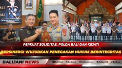 Kapolda Bali Irjen Pol Daniel Adityajaya bersama Kepala Kejaksaan Tinggi Bali saat melangsungkan pertemuan silaturahmi kelembagaan di Kantor Kejati Bali