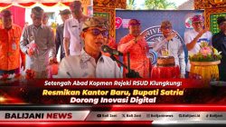 Bupati Klungkung I Made Satria saat menandatangani prasasti peresmian gedung kantor baru Koperasi Konsumen Rejeki di lingkungan RSUD Klungkung