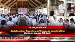 Ketua TP Posyandu Bali Putu Anom Agustina secara simbolis menyerahkan bantuan beras dan telur kepada perwakilan kader Posyandu di Wantilan Desa Sembiran