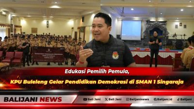 Ketua Divisi Sosialisasi KPU Buleleng Putu Arya Suarnata saat menyampaikan materi Pendidikan Demokrasi di hadapan siswa SMAN 1 Singaraja