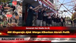 Kepala LPP RRI Singaraja Ani Hasanah Mubarok bersama jajaran saat membagikan bendera Merah Putih kepada warga di depan Kantor RRI Singaraja