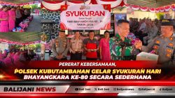 Personel Koramil Kubutambahan saat memberikan kejutan kue ulang tahun Hari Bhayangkara ke-80 kepada Kapolsek dan jajaran anggota Polsek Kubutambahan