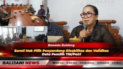 Ketua Bawaslu Buleleng I Kadek Carna Wirata bersama Anggota Bawaslu Bali Ketut Ariyani saat Rapat Evaluasi Pengawasan PDPB Triwulan II di Kantor Bawaslu Buleleng