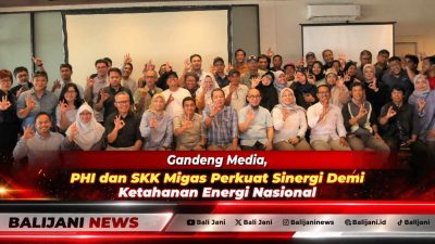 Manager Communication Relations & CID PHI Dony Indrawan bersama perwakilan SKK Migas Irfan saat berbincang dengan para jurnalis dalam acara Media Luncheon di Balikpapan