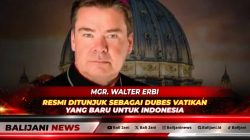 Mgr Walter Erbi selaku Nunsius Apostolik atau Duta Besar Vatikan yang baru untuk Republik Indonesia dengan latar belakang lambang Takhta Suci