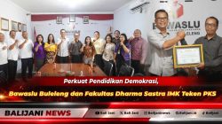Ketua Bawaslu Buleleng I Kadek Carna Wirata dan Dekan Fakultas Dharma Sastra IMK Putu Subawa saat memperlihatkan naskah Perjanjian Kerja Sama (PKS) yang telah ditandatangani