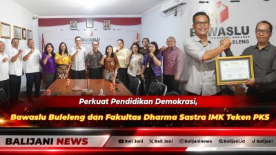 Ketua Bawaslu Buleleng I Kadek Carna Wirata dan Dekan Fakultas Dharma Sastra IMK Putu Subawa saat memperlihatkan naskah Perjanjian Kerja Sama (PKS) yang telah ditandatangani