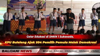 Ketua KPU Buleleng Komang Dudhi Udiyana bersama anggota KPU Putu Arya Suarnata saat memberikan sosialisasi pemilih pemula kepada ratusan siswa baru di SMKN 1 Sukasada