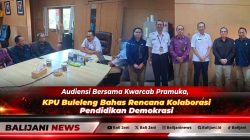 Ketua KPU Buleleng Komang Dudhi Udiyana saat beraudiensi bersama Ketua Kwarcab Pramuka Buleleng Gede Suyasa membahas kolaborasi pendidikan demokrasi