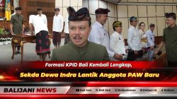 Sekda Provinsi Bali Dewa Made Indra saat melantik I.G.N. Erlangga Bayu Rahmanda Putra sebagai anggota PAW KPID Bali di Gedung Wiswa Sabha Utama
