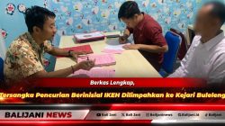 Prosesi pelimpahan Tahap II tersangka kasus tindak pidana pencurian berinisial IKEH dari penyidik Polres Buleleng kepada JPU I Nyoman Arya Wira Temaja di Ruang Tahap II Kejari Buleleng