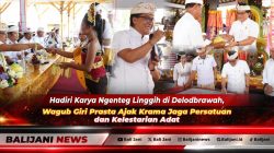 Wakil Gubernur Bali I Nyoman Giri Prasta didampingi Bupati Jembrana I Made Kembang Hartawan saat menyerahkan bantuan dana punia kepada Manggala Prawartaka Karya I Ketut Narya di Pura Desa Delodbrawah