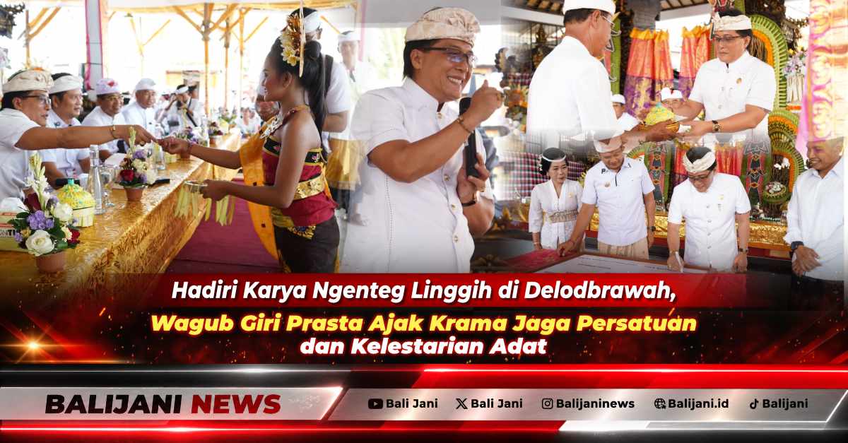 Wakil Gubernur Bali I Nyoman Giri Prasta didampingi Bupati Jembrana I Made Kembang Hartawan saat menyerahkan bantuan dana punia kepada Manggala Prawartaka Karya I Ketut Narya di Pura Desa Delodbrawah