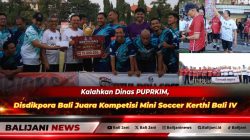 Sekda Provinsi Bali Dewa Made Indra menyerahkan trofi dan hadiah juara Kompetisi Mini Soccer Kerthi Bali IV kepada tim Disdikpora Bali