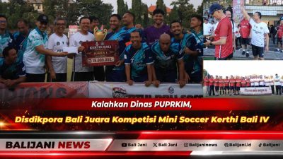 Sekda Provinsi Bali Dewa Made Indra menyerahkan trofi dan hadiah juara Kompetisi Mini Soccer Kerthi Bali IV kepada tim Disdikpora Bali