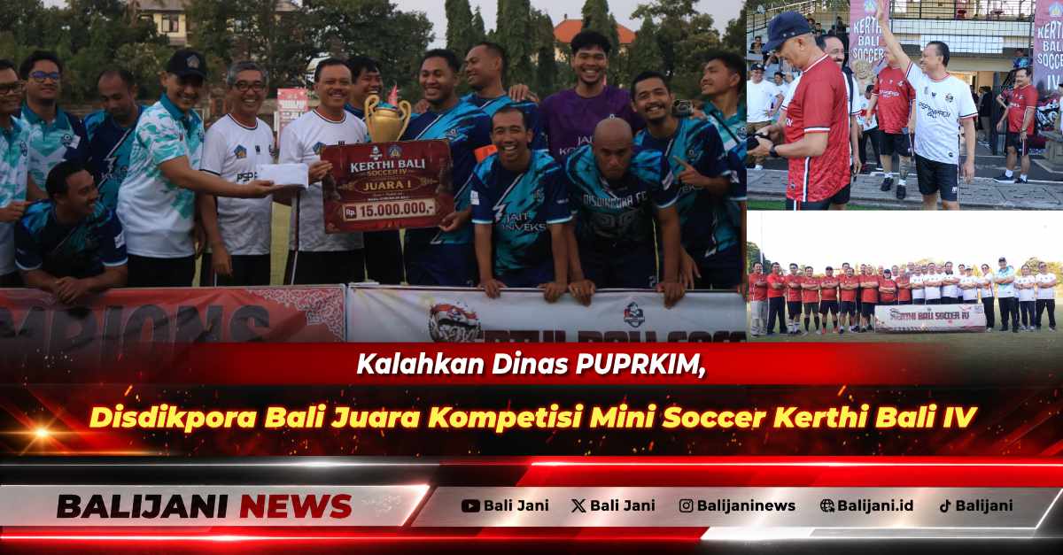 Sekda Provinsi Bali Dewa Made Indra menyerahkan trofi dan hadiah juara Kompetisi Mini Soccer Kerthi Bali IV kepada tim Disdikpora Bali
