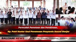 Ketua Tim Pembina Posyandu Provinsi Bali Ny. Putri Koster saat menyerahkan bantuan logistik secara simbolis kepada kader Posyandu di Kabupaten Badung