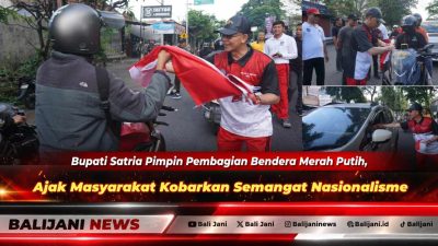 Bupati Klungkung I Made Satria saat membagikan Bendera Merah Putih secara langsung kepada pengendara yang melintas di Perempatan Galiran Klungkung