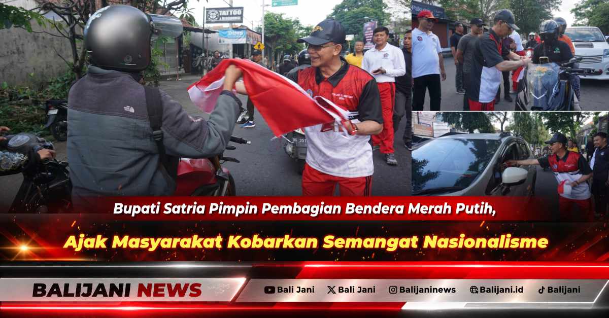 Bupati Klungkung I Made Satria saat membagikan Bendera Merah Putih secara langsung kepada pengendara yang melintas di Perempatan Galiran Klungkung