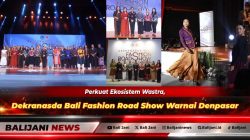 Ketua Dekranasda Bali Ny. Putri Suastini Koster dan Ketua Dekranasda Denpasar Ny. Sagung Antari Jaya Negara menyaksikan peragaan busana Wastra Hita Kara di Dharma Negara Alaya