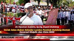 Bupati Buleleng I Nyoman Sutjidra saat melepas secara resmi peserta lomba gerak jalan 8 kilometer tingkat SMP di depan GOR Bhuana Patra Singaraja