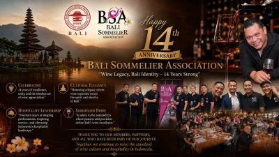 Ketua Umum Bali Sommelier Association Ajik Mahendra bersama pengurus dalam perayaan ulang tahun ke-14 Bali Sommelier Association