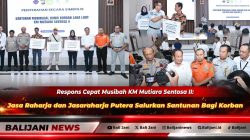 Dirut Jasa Raharja Muhammad Awaluddin bersama Wamenhub Suntana dan Kepala Basarnas Mohammad Syafii saat menyerahkan santunan korban KM Mutiara Sentosa II di RS Bhayangkara Surabaya