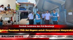 Bupati Jembrana I Made Kembang Hartawan saat berdiskusi bersama Manager PLN UP3 Bali Utara RM Dimas Adhi Prabowo terkait penataan kelistrikan Titik Nol Negara