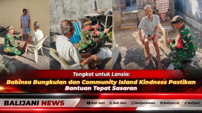 Babinsa Desa Bungkulan Serda I Made Sukrawan saat menyerahkan bantuan tongkat kaki tiga kepada lansia penerima di Desa Bungkulan Buleleng