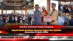 Bupati Klungkung I Made Satria menyerahkan bantuan sarana irigasi pertanian Kementan RI secara simbolis di Balai Desa Aan Banjarangkan