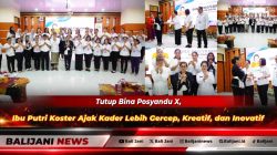 Ketua TP Posyandu Provinsi Bali Ny. Putri Suastini Koster saat menyerahkan sertifikat secara simbolis dalam acara penutupan Bina Posyandu X di Aula Bapelkesmas Bali
