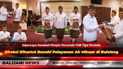 Bupati Buleleng I Nyoman Sutjidra didampingi Wabup Gede Supriatna menyerahkan SK Kuasa Pemilik Modal kepada Dirut Perumda Air Minum THB I Made Lestariana di Smart Room Singaraja