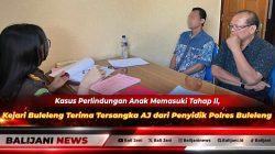 Penyidik Satreskrim Polres Buleleng saat menyerahkan tersangka AJ dan barang bukti tahap II kepada JPU di Kantor Kejari Buleleng