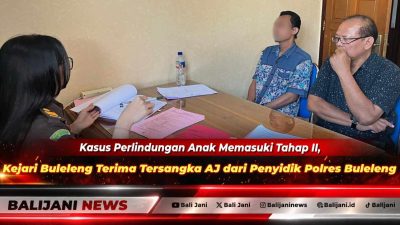 Penyidik Satreskrim Polres Buleleng saat menyerahkan tersangka AJ dan barang bukti tahap II kepada JPU di Kantor Kejari Buleleng