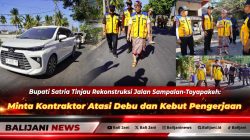 Bupati Klungkung I Made Satria didampingi Wabup Tjokorda Gde Surya meninjau uji coba aspal hotmix ruas Jalan Sampalan Toyapakeh di Nusa Penida