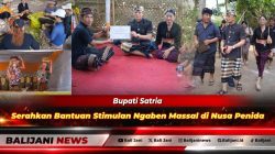 Bupati Klungkung I Made Satria didampingi Ny Eva Satria menyerahkan bantuan stimulan Ngaben Massal secara simbolis di Nusa Penida