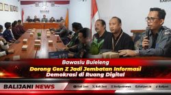 Ketua Bawaslu Buleleng I Kadek Carna Wirata saat memberikan arahan dalam Rapat Pengelolaan Kehumasan bersama perwakilan mahasiswa dan komunitas kepemudaan di Singaraja