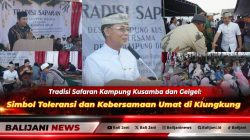 Bupati Klungkung I Made Satria bersama krama masyarakat Desa Kampung Kusamba dan Kampung Gelgel saat mengikuti tradisi megibung dalam perayaan Safaran di Pantai Kusamba